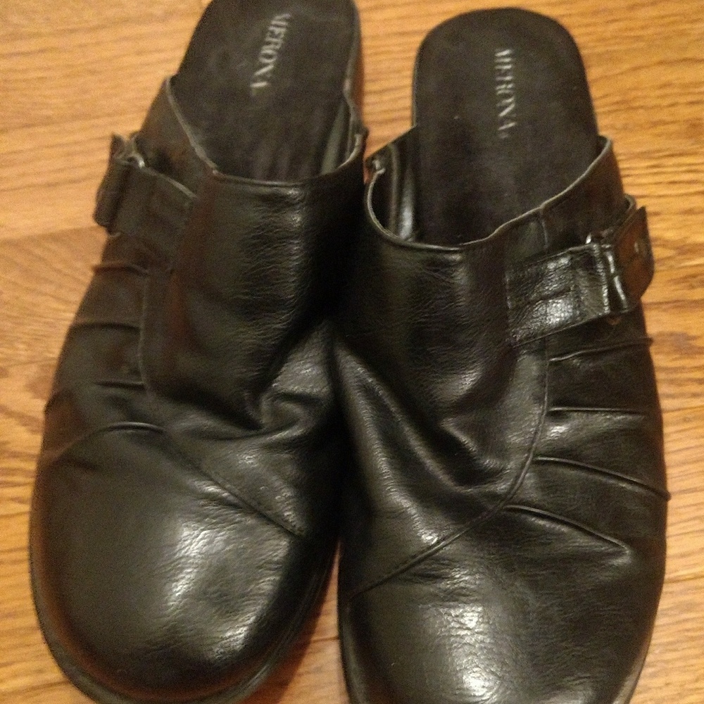 Black Merona size 10 slides